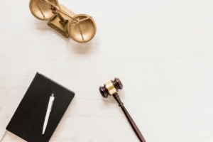 Adalet terazisi, hâkim tokmağı ve defter – akademik etik ihlallerin hukuki sonuçları ve disiplin süreci hakkında bilgilendirici içerik.