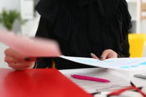 Belgelerle çalışan kişi – akademik etik ihlal türleri, intihal, veri çarpıtma ve savunma süreciyle ilgili belgeler.