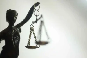 Adalet heykeli ve bireysel başvuru süreci temsili görsel.