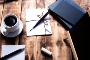 Tahta masa üzerinde kahve, kalem ve defterler – Ankara’da doçent unvanına sahip avukatlarla akademik ve ceza hukuku desteği.