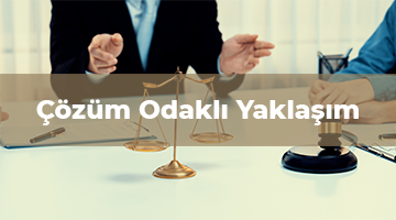 Avukatlar danışma sırasında adalet terazisi ve tokmak ile çözüm odaklı hukuki yaklaşımı simgeliyor.