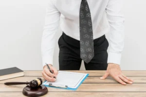 Doçentlik başvurusunda etik ihlal süreci – Etik komisyon işlemleri, savunma hazırlığı, zamanaşımı ve dava yolları hakkında bilgilendirici hukuk temalı görsel.