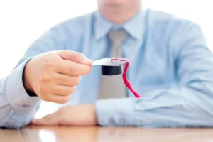 Mezuniyet kepi uzatan kişi – doçentlik başvurusunun reddi sonrası itiraz ve iptal davası süreci.