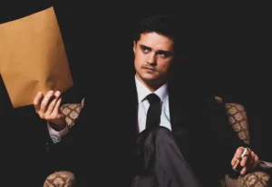 Resmi zarfa bakan takım elbiseli adam – Doçentlik başvuru sonucu itiraz sürecini temsil eden görsel.