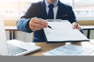 Resmi belgeyi gösteren takım elbiseli kişi – akademik etik kurul savunması hazırlama süreci ve itiraz yolları.