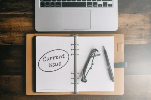 Müvekkil davalarında detaylı analiz ve stratejik planlama yapma sürecini temsil eden, bilgisayar ve not defteriyle çalışan bir profesyonel.