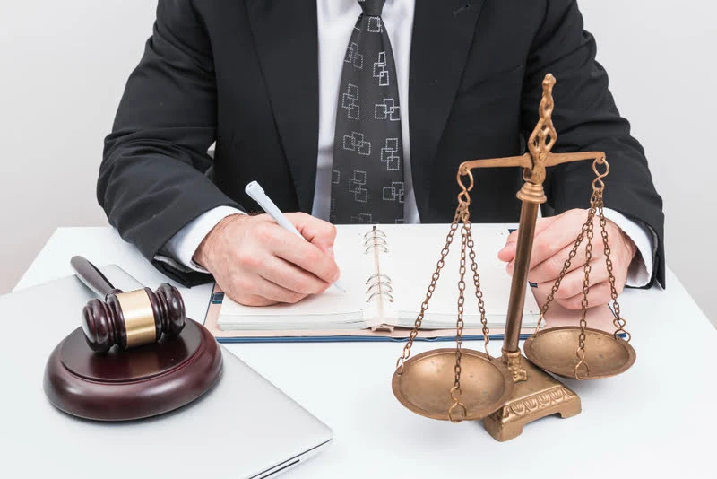 Hukuki danışmanlık, dava hazırlığı ve belge düzenleme süreçlerini temsil eden, profesyonel bir hukuk ofisi görüntüsü.