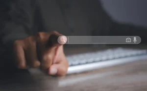 Arama çubuğuna dokunan parmak – 5651 sayılı Kanun kapsamında internetten içerik kaldırma ve erişimin engellenmesi süreci.