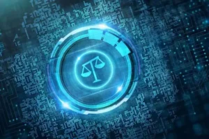 Dijital adalet terazisi ve internet dolandırıcılığına karşı hukuki süreç.