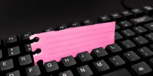 Klavye üzerinde pembe not kağıdı – kişisel verilerin internetten silinmesi ve unutulma hakkı kapsamında içerik kaldırma.