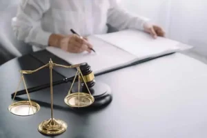 Mahkeme kararına itiraz süresi, adalet terazisi ve hukuk süreci görseli.