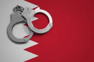 Kırmızı zemin üzerinde kelepçe – savcılığa suç duyurusu, şikayet dilekçesi hazırlama ve ceza soruşturması başlatma süreci.