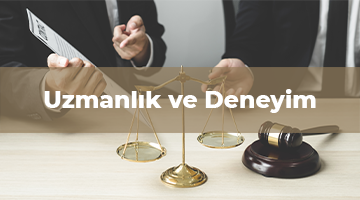 Masada duran adalet terazisi ve tokmak, hukukta uzmanlık ve deneyimi simgeliyor.