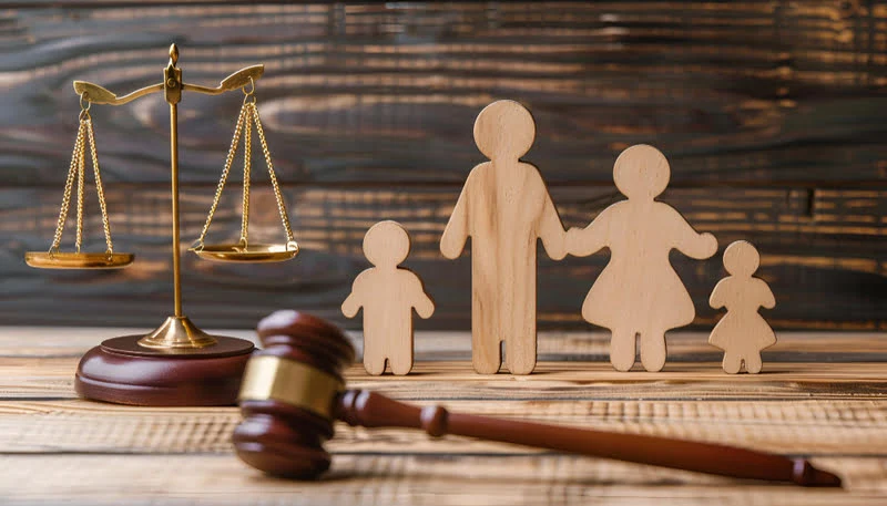 Boşanma, velayet, miras veya diğer aile içi hukuki konularda adaleti ve dengeli kararları arayan ailelere yönelik destek görseli.