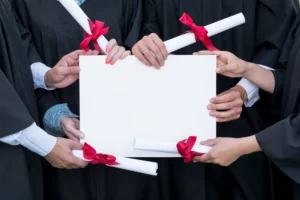 Diploma belgeleri ve mezuniyet kıyafetiyle toplu poz veren öğrenciler – YÖK ve ÜAK denklik red kararlarına karşı Ankara’da açılan davalar.